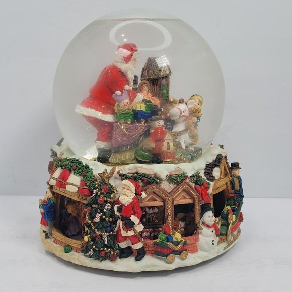Kirkland Signature Musical Christmas Waterglobe With Revolving Base - Picture 5 of 10